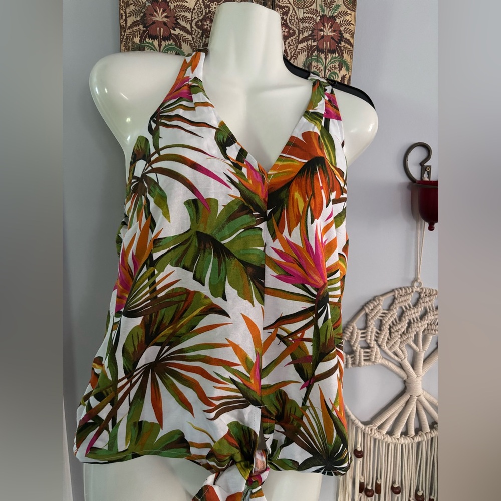 INK - international concepts brand
Petite, tropical linen material halter. NWT